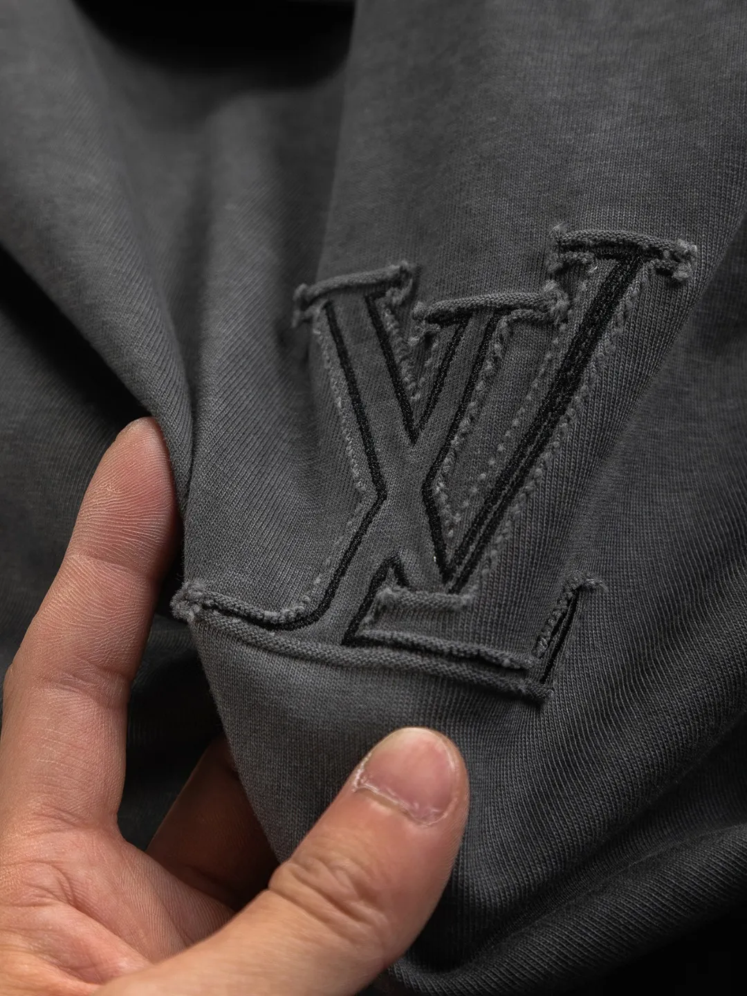 🅿️250 Louis Vuitton 1V Lvjia slightly wide version S-Xl LV 25ss new product counters are on the shelves at the same time. Multiple craftsmanship, chest cut letter patch, back panel cut clover ☘️ patch, letter signature style, one-piece design 🪡 Embroidered round neck short-sleeved T-shirt, same style for men and women! Synchronized with the official website, pure cotton fabrics at the counter! It is close to the skin and comfortable, durable and easy to wear. It has a classic and simple logo design and meticulous original craftsmanship. Short-sleeves, a must-have item for men, do not appear to be the same for the general public, but must be unique and eye-catching. This LV short-sleeve is all about quality, comfort, the same shape and fashion as always, including fabrics and cutting techniques. All of them have been made with great effort! 320 grams of washed pure cotton fabric, pure cotton is breathable, very refreshing and comfortable for daily wear. The rib knitting on the neckline is smooth and tight, and the neckline will not be skewed if you toss it at will. The loose version, you will find that it looks really good on the upper body. The overall is minimalist and neat, super versatile for daily use! Pair it casually with a pair of pants for a youthful look. A T-shirt will make your outfit crazy. It is a fashionable item that can never go wrong! Color: dark gray light blue, Size: S-XL Size chart: S: Shoulder width 50-Bust 54-Length 70 M: Shoulder width 52-Bust 56.5-Length 72 L: Shoulder width 54-Bust 59-Length 74 XL: Shoulder width 56-Bust 61.5-Length 76